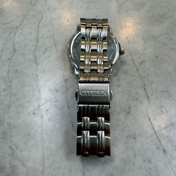 Citizen eco drive wr 100 white face with date. New no box. - Picture 3 of 5